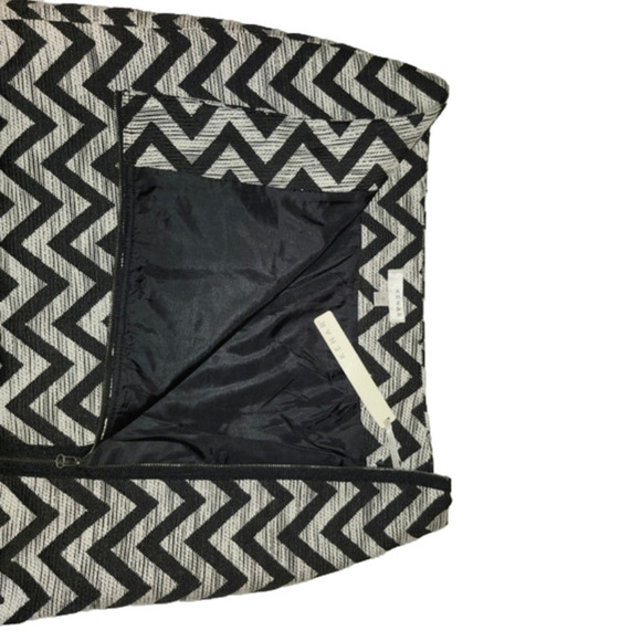 Knit chevron  black and white miniskirt - Picture 4 of 9